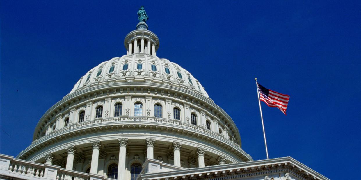 Archiv: Die US-Flagge weht vor dem Kapitolgebäude in Washington D.C., USA.<span class="copyright">Tim Graham/Getty Images</span>