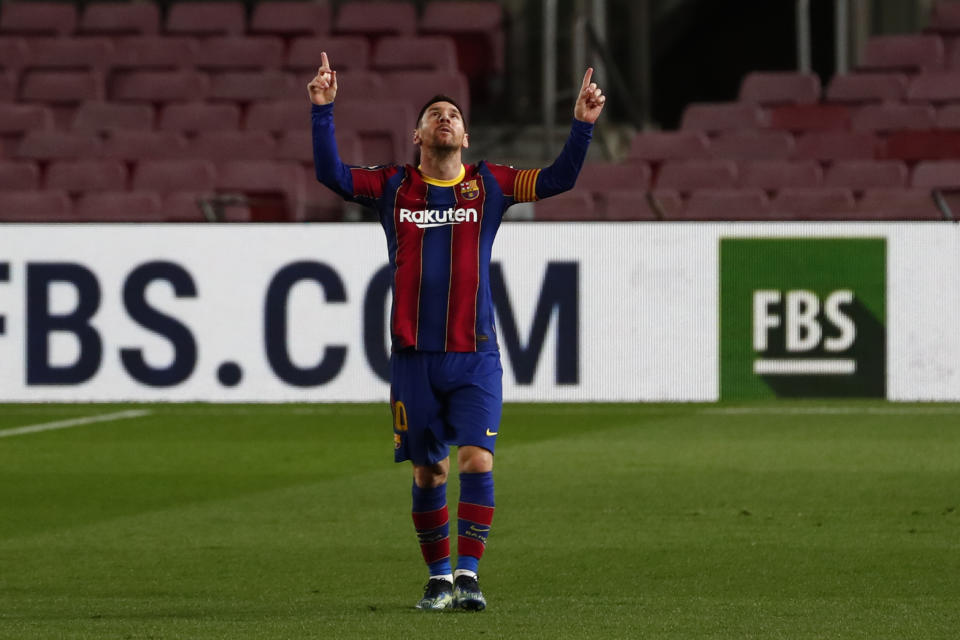 Lionel Messi celebra tras anotar el primer gol del Barcelona en la victoria 2-1 ante el Athletic Bilbao en la Liga española, el domingo 31 de enero de 2021. (AP Foto/Joan Monfort)