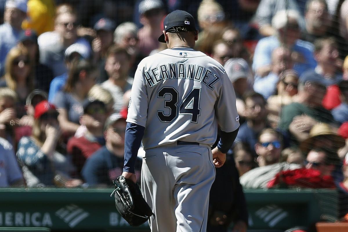 Hernandez shows off Cy Young in Seattle