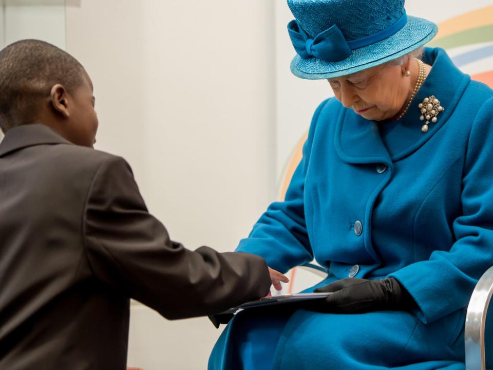 Queen Elizabeth learns how to use a tablet