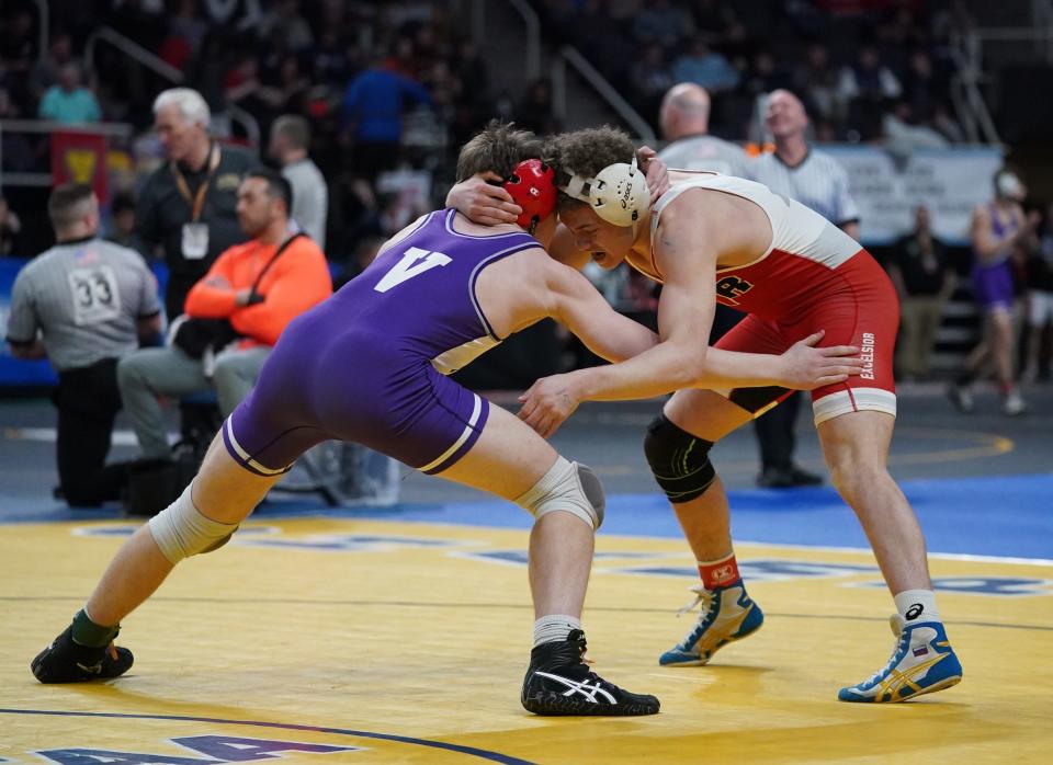 Elmira's Donavan Smith, right, wrestles Hilton's Landon Lazarek in a 152-pound semifinal match at the NYSPHSAA Wrestling Championships at MVP Arena in Albany, on Saturday, February 25, 2023.