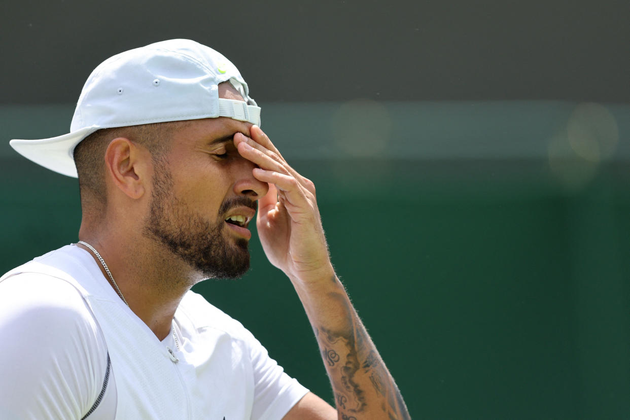 Nick Kyrgios de Australia reacciona mientras compite contra Paul Jubb de Gran Bretaña durante su partido de tenis individual masculino en el segundo día del Campeonato de Wimbledon 2022 en el All England Tennis Club en Wimbledon. (Foto: ADRIAN DENNIS/AFP vía Getty Images)