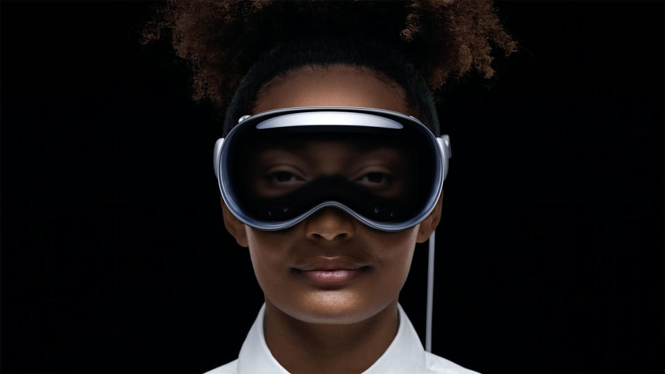 Vision Pro 就是 Apple 籌備已久的 AR 頭戴裝置，售價高達 US$3,499