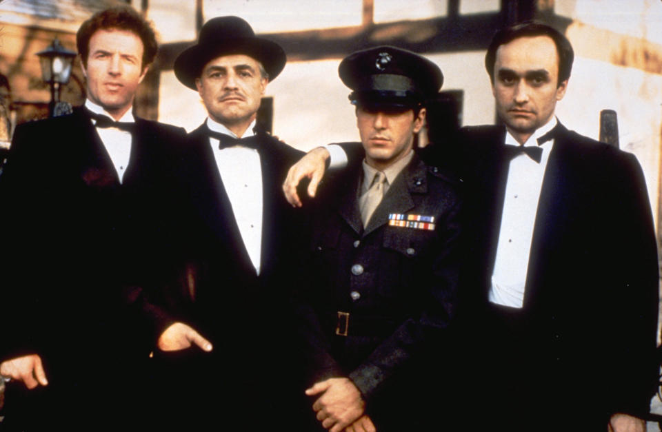 En esta imagen difundida por Paramount Pictures, de izquierda a derecha, James Caan como Sonny Corleone, Marlon Brando como Don Vito Corleone, Al Pacino como Michael Corleone y John Cazale como Fredo Corleone en una escena de la película de 1972 "The Godfather" ("El padrino"). Caan murió el miércoles 6 de julio de 2022. Tenía 82 años. (Paramount Pictures vía AP)