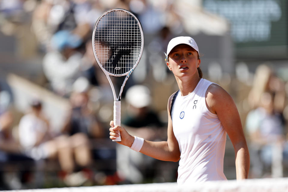 Iga Swiatek reacciona tras derrotar a Claire Liu en la segunda ronda del Abierto de Francia, el jueves 1 de junio de 2023, en París. (AP Foto/Jean-Francois Badias)