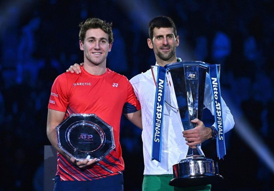 喬科維奇(右)ATP年終賽六度摘冠，追平費德瑞紀錄。 (圖:推特@DjokerNole)