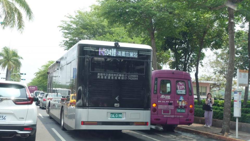 超值優惠的高雄市區三九九通勤月票，二十七日開賣。（記者陸瓊娟攝）