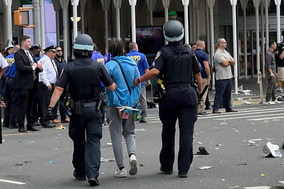 美國直播主宣布要送禮，結果有成千上萬粉絲聚集在紐約市聯合公園並發生鼓譟，有人破壞路邊車輛並向警方丟擲物品，現場相當混亂。美聯社