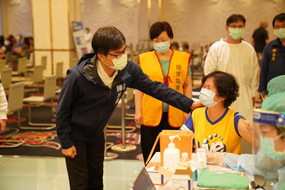 陳其邁(左)至林皇宮探視打疫苗的市民。   圖：高雄市政府提供