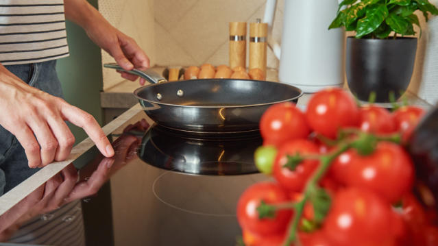 9 Mistakes Everyone Makes When Cooking On An Electric Stove Top