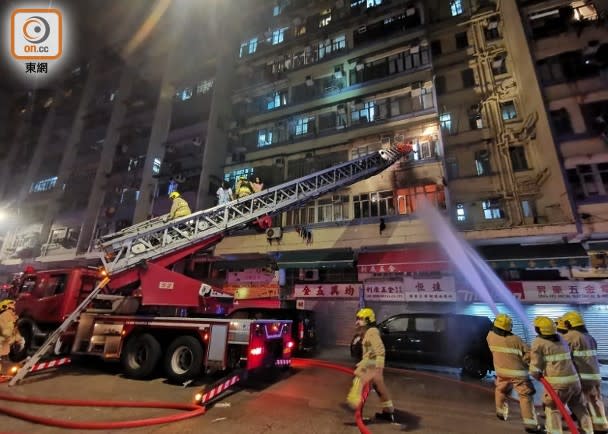 油麻地新填地街一大廈失火。(沈厚錚攝)