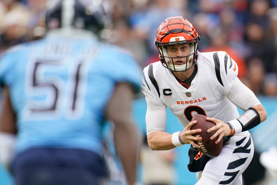 Bengals QB Joe Burrow looks for an opening to pass against the Titans.  Syndication The Columbus Dispatch