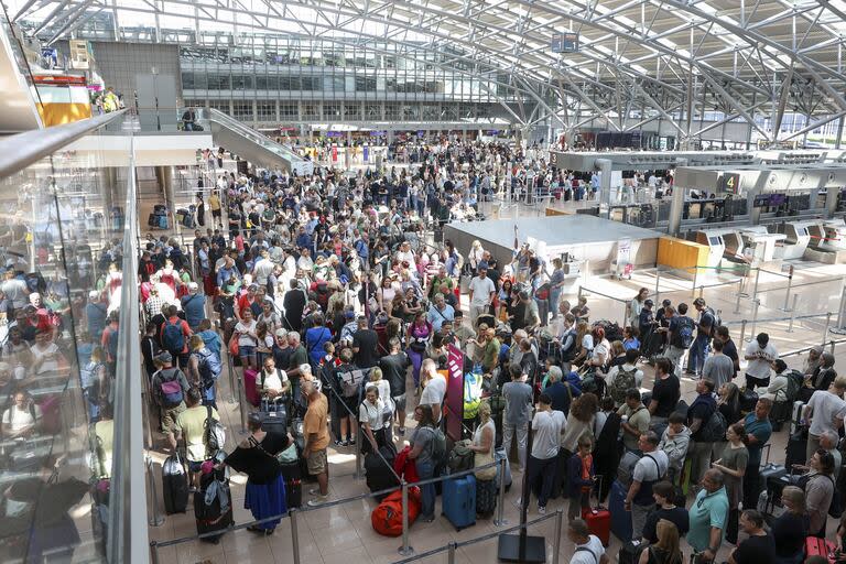 Los viajeros esperan en la Terminal 1 para realizar el check-in en el aeropuerto de Hamburgo
