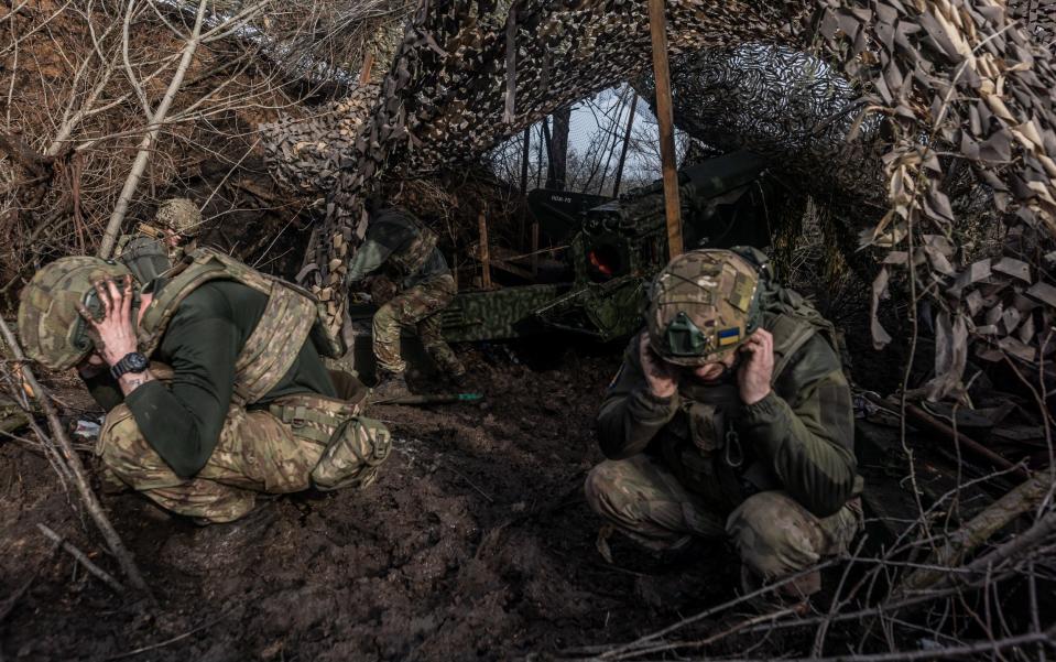 Ukrainian soldiers fire Soviet-era artillery in Donetsk