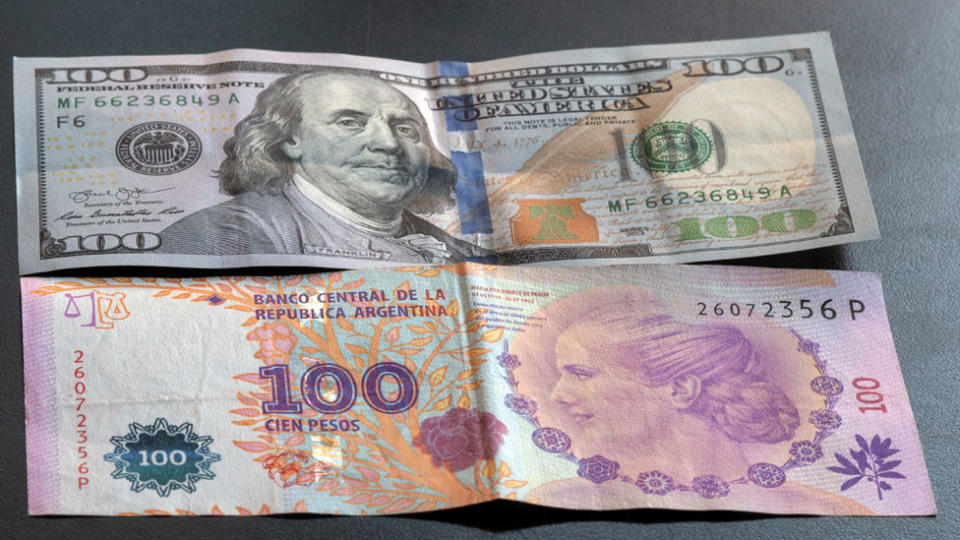 100 dólares y 100 pesos argentinos