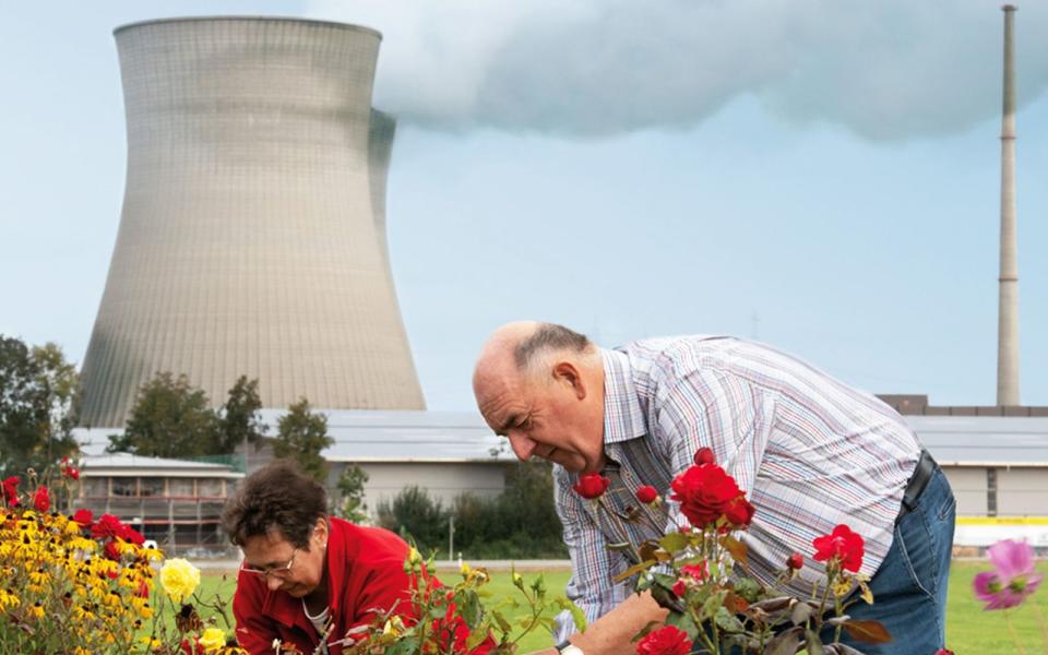 Gärtnern vor dem Kernreaktor: In Grundremmingen in Bayern gedeihen die Rosen in besonderem Ambiente. (Bild: SWR/Pier53 Filmproduktion)