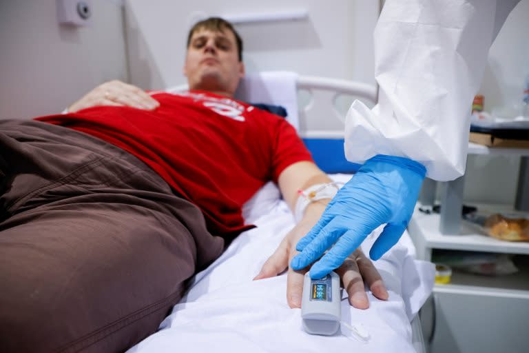 Un paciente en una cama de hospital