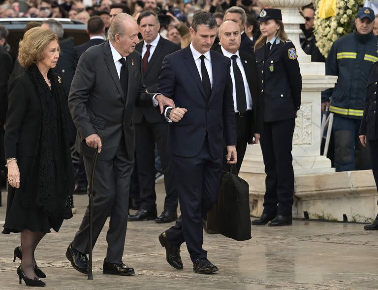 El rey emérito de España Juan Carlos y la reina Sofía llegan al funeral del ex rey de Grecia Constantino II en la Catedral Metropolitana de Atenas, el 16 de enero de 2023.