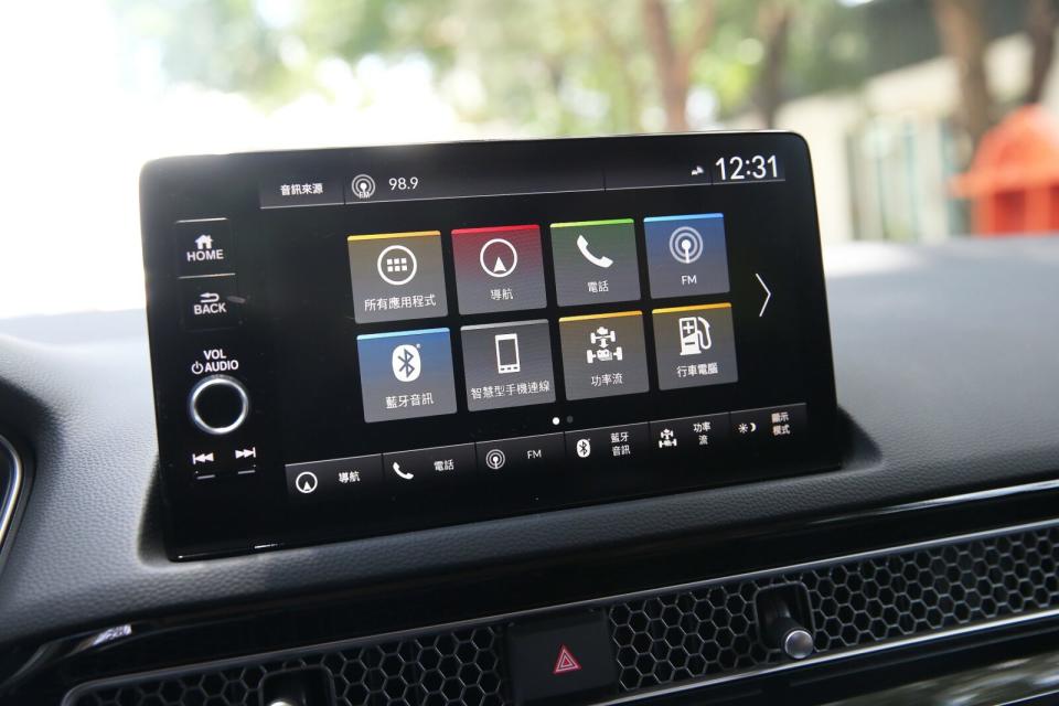9吋懸浮式觸控螢幕主機內建有衛星導航功能，且可支援Apple CarPlay(無線)與Android Auto(有線)連結功能。