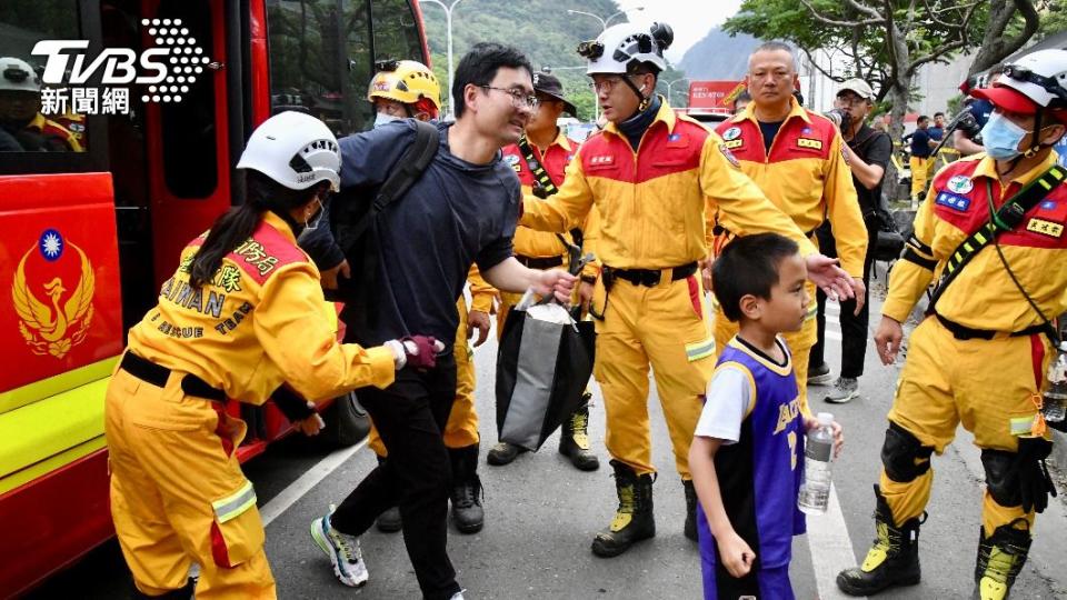 太魯閣遊客獲救下山。（圖／胡瑞麒攝）