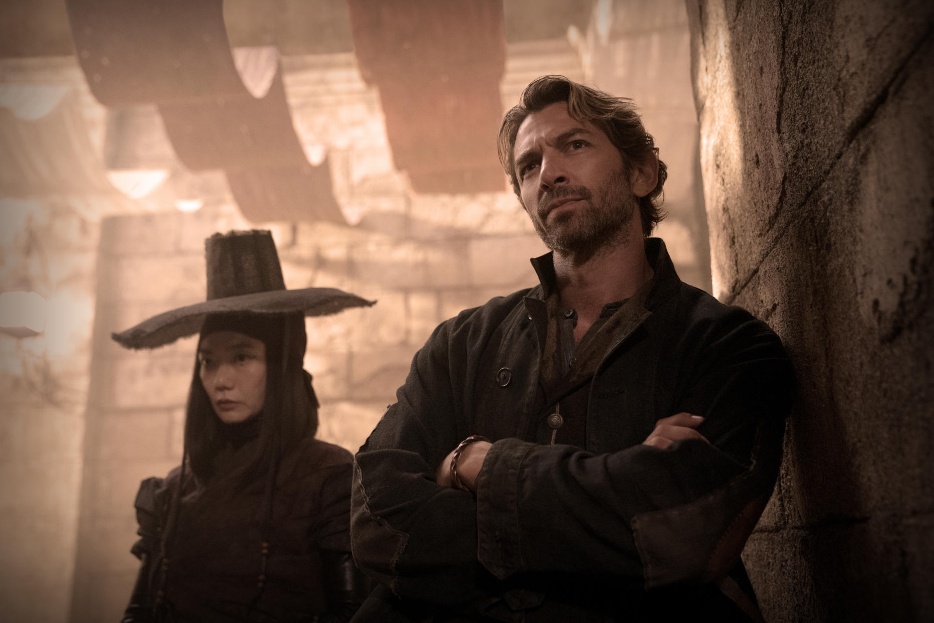 REBEL MOON: (L-R) Doona Bae as Nemesis and Michiel Huisman as Gunnar in Rebel Moon. (Netflix)