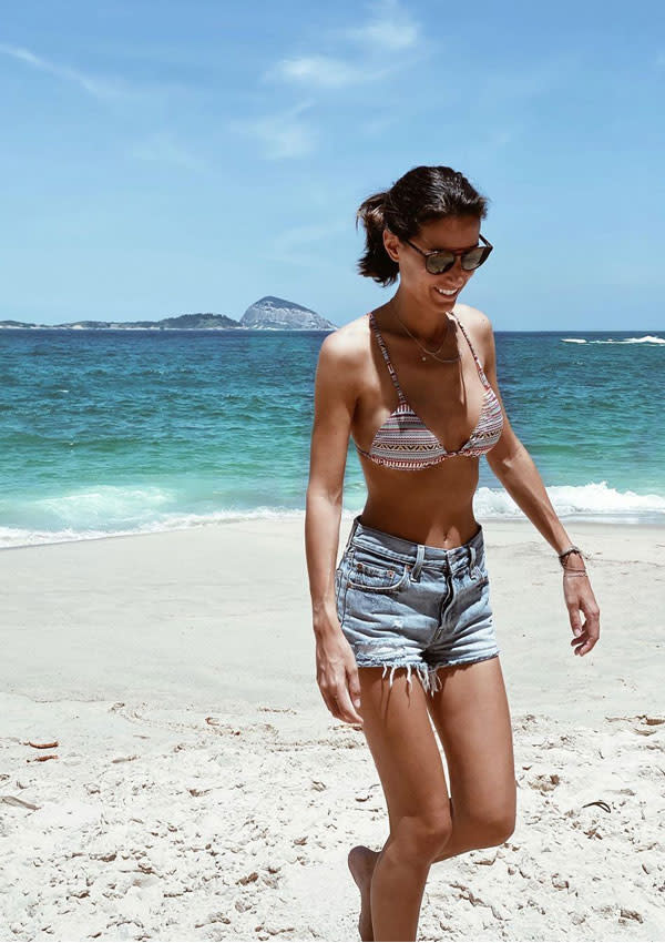 Ana Boyer con bikini y shorts vaqueros en la playa