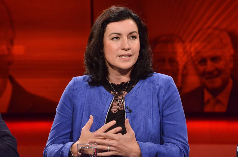 CSU-Politikerin Dorothee Bär verteidigte die Bundeskanzlerin erwartungsgemäß. (Bild: WDR/Oliver Ziebe)