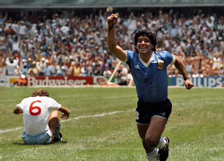 Maradona celebra su obra cumbre: su segundo gol a Inglaterra en el Mundial 86. Lo sufre Terry Butcher Foto: Dani Yako