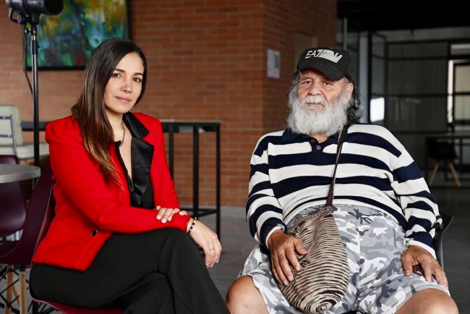 La abogada Sondra Macollins Garvin y Elí Mendoza, de 86 años, ex guerrillero de las FARC conocido como Martín Sombra.