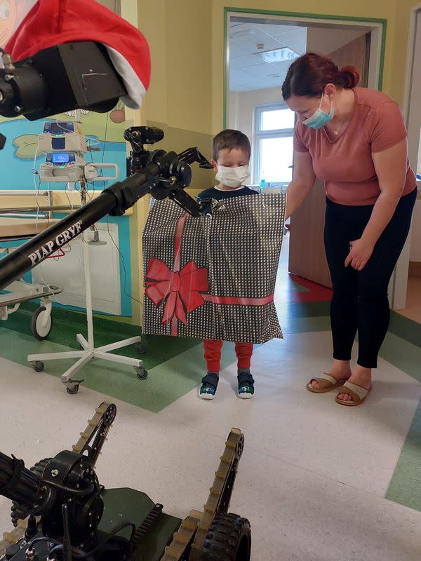 Agentes de la policía antiterrorista polaca entregan regalos a los pacientes de un hospital infantil en el día de San Nicolás