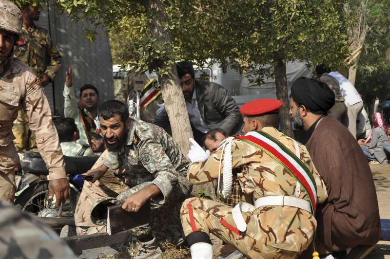 伊朗西南部阿瓦士22日舉行閱兵儀式時遭到恐怖攻擊，軍人與民眾急忙找掩護（AP）