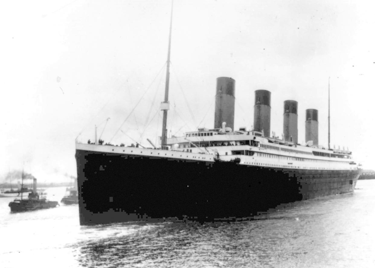 El RMS Titanic había salido de Southampton, Inglaterra, el 10 de abril de 1912, en su viaje inaugural de siete días hacía Nueva York. Su naufragio se considera una de las peores tragedias marítimas de todos los tiempos y, quizás, la que más interés ha despertado en la cultura pop durante más de un siglo, generando decenas de libros, películas, series de televisión, piezas teatrales, poemas y obras de arte. (Foto: AP)