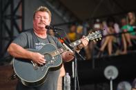 Mit Country-Hits wie "Home", "Pickup Man" und "If The Devil Danced (In Empty Pockets)" erlangte Joe Diffie vor allem in den USA Berühmtheit: Der Grammy-Gewinner aus Tulsa, Oklahoma wurde am 29. März ebenfalls ein Opfer des Coronavirus: Er starb im Alter von 61 Jahren. (Bild: Getty Images North America / Timothy Hiatt )