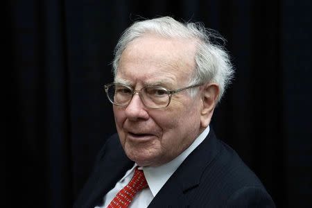 Berkshire Hathaway CEO Warren Buffett plays bridge during the Berkshire annual meeting weekend in Omaha, Nebraska May 3, 2015. REUTERS/Rick Wilking