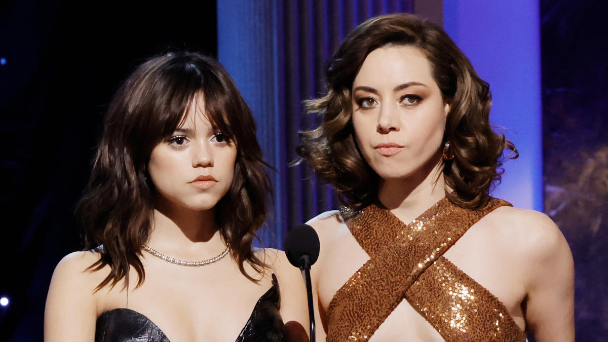 Jenna Ortega Aubrey Plaza Make Everyone Laugh While Presenting