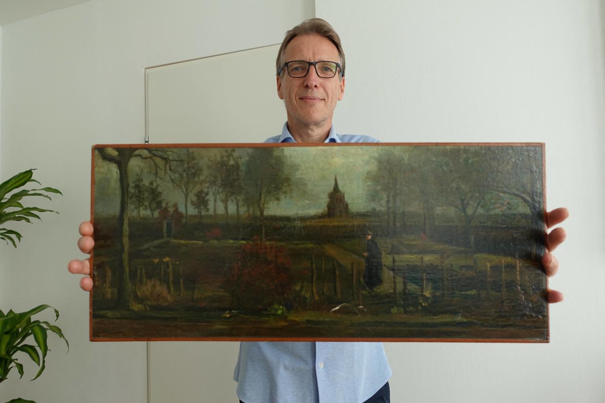 Le détective Arthur Brand avec le tableau « Le jardin du presbytère de Nuenen au printemps », de Van Gogh, dérobé le 30 mars 2020