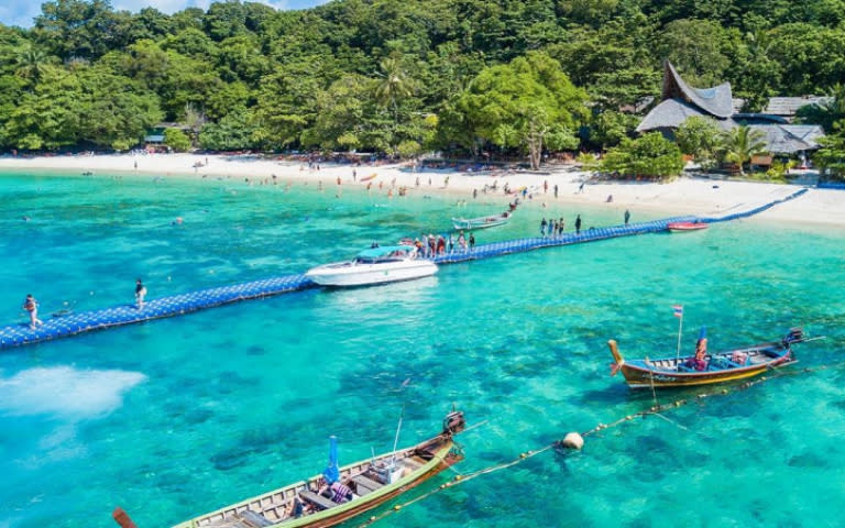普吉島熱門旅遊行程之一就是跳島，圖為珊瑚島。（圖／燦星旅遊提供）
