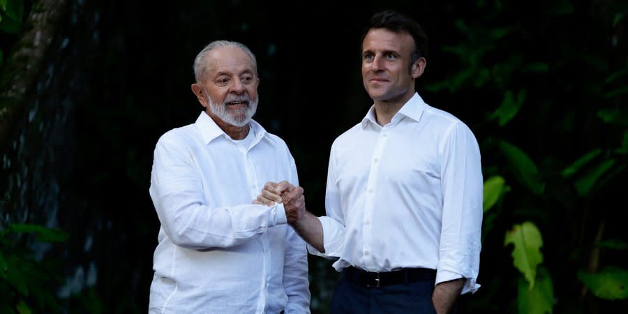 Brazilian President Luiz Inácio Lula da Silva shakes hands with French President Emmanuel Macron