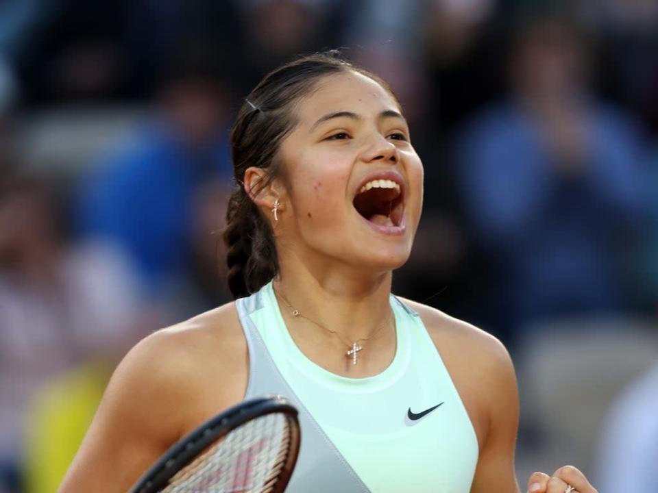 Emma Raducanu celebra su victoria en la primera ronda del Roland Garros (Getty Images)