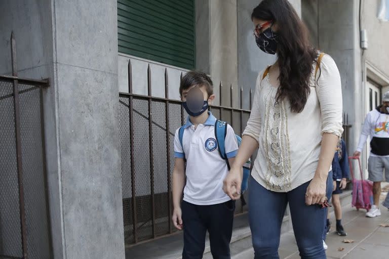 Alumnos llegando al Colegio instituto Carlos Steeb de  Villa del parque