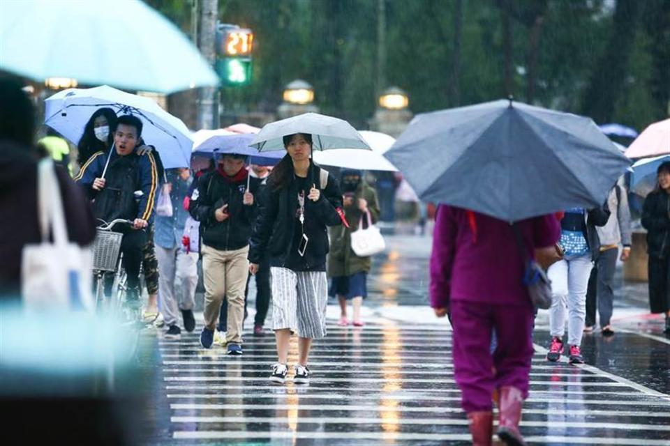 氣象局長鄭明典分析最近春雨型態，因為南支槽激發的低壓偏北發展，台灣累積雨量比較有限。（中時報系資料照片）