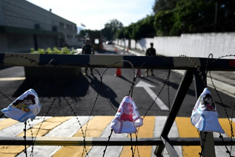 Ropa interior infantil, enganchada en la alambrada en la barrera del cuartel de las fuerzas armadas salvadoreñas en San Salvador el 18 de octubre de 2023, en el marco de una protesta feminista contra la violación de niñas por parte de militares (Marvin Recinos)