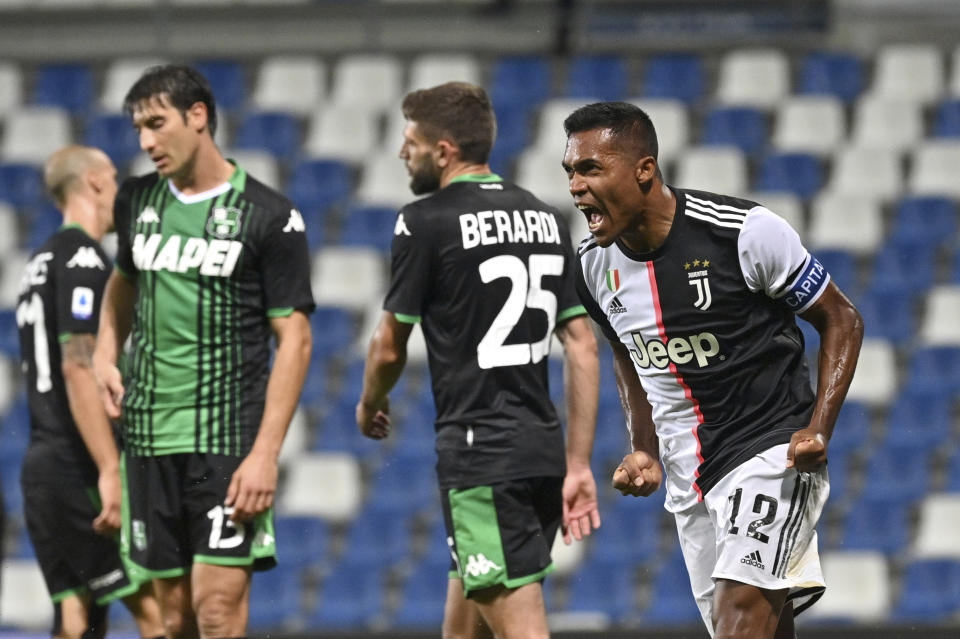 El brasileño Alex Sandro, de la Juventus, festeja luego de anotar ante Sassuolo, el miércoles 15 de julio de 2020, en un encuentro de la Serie A italiana (Massimo Paolone/LaPresse via AP)