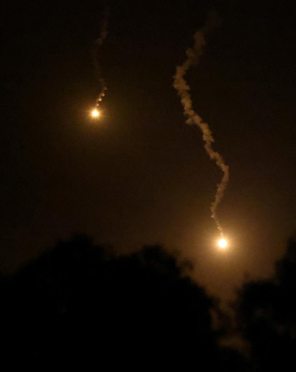 以色列軍隊10月27日晚間對加薩發動跨夜攻擊，從以國南部邊境城鎮史德洛特（Sderot），可見到砲彈在加薩落下的軌跡。路透社