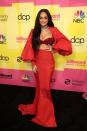 <p>El conjunto rojo de Kehlani, diseñado por Tony Ward, no nos termina de convencer. Lo combinó con joyas de Bulgari. (Foto: Todd Williamson / NBCU Photo Bank via Getty Images)</p> 