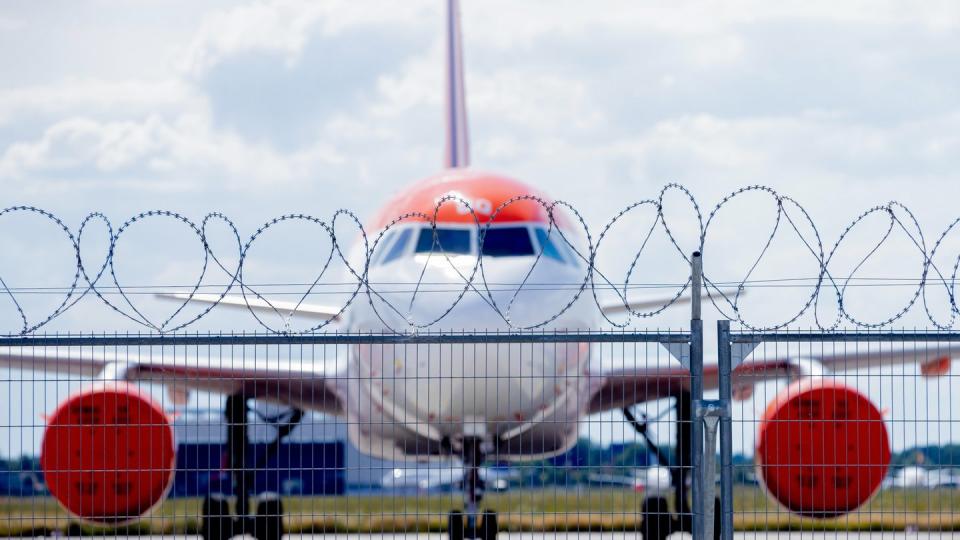 Ein geparktes Flugzeug mit abgehängten Triebwerken steht nahe der Baustelle des Vorfelds E2 auf dem Hauptstadtflughafen Berlin Brandenburg «Willy Brandt» (BER).