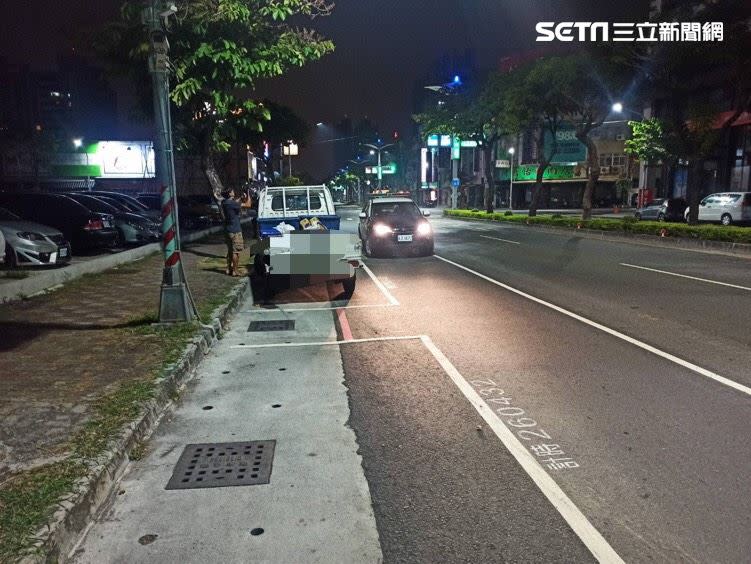   肇事小貨車落跑途中，又撞毀1輛汽車、4輛機車，駕駛棄車逃逸。（圖／翻攝畫面）