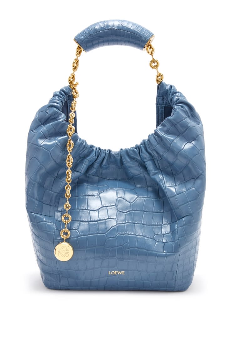這一季的「Squeeze」大包以藍色搭配上皮革壓紋，簡直是這一季的eye candy Source: Loewe