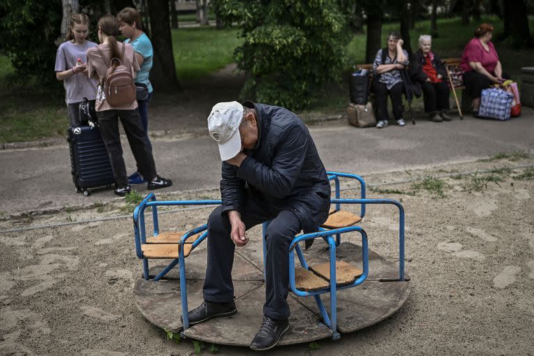 Evacuaciones en la ciudad de Sloviansk, en el este de Ucrania. (Photo by ARIS MESSINIS / AFP)