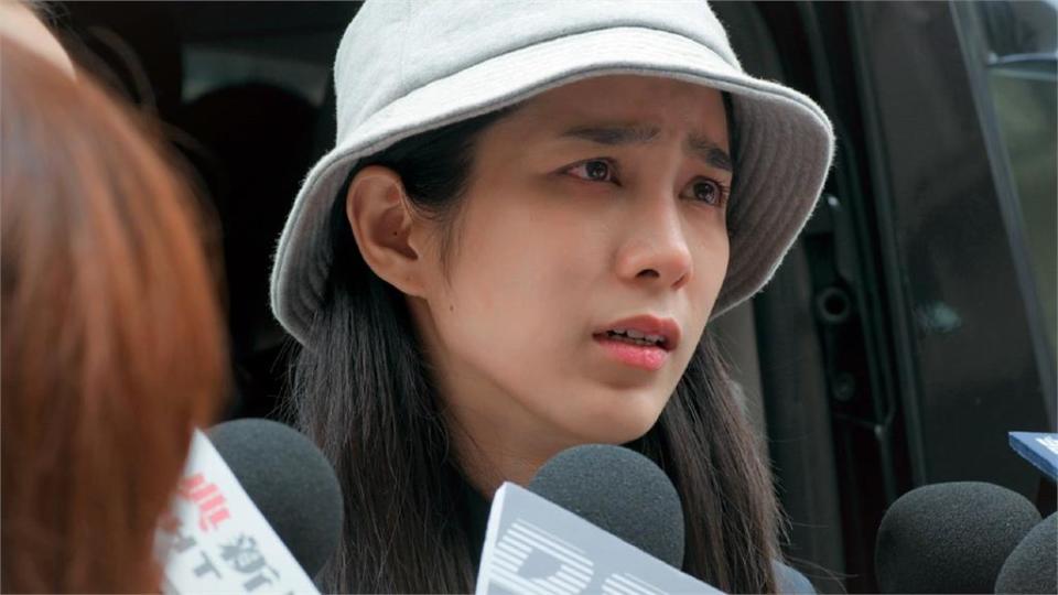 温貞菱飾演女星李安安 遭媒體跟拍披露戀情後 再度公開面對媒體哭訴